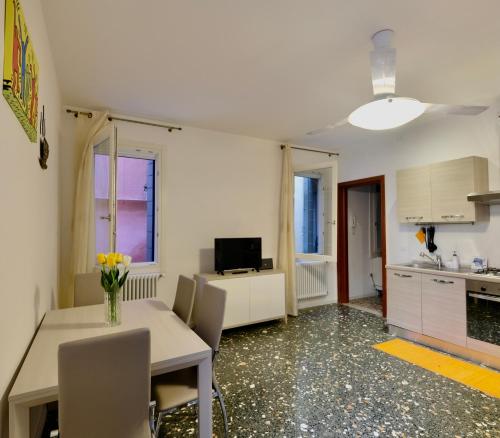 a kitchen and dining room with a table and chairs at Elia1141 in Venice