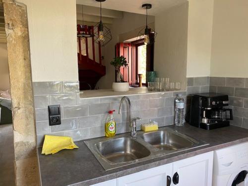 a kitchen with a sink and a counter top at La Perla de Maroulas in Maroulás