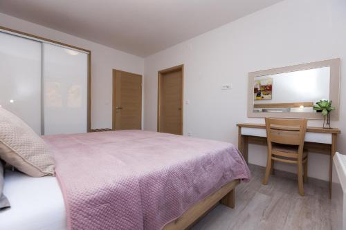Ένα ή περισσότερα κρεβάτια σε δωμάτιο στο Apartmani Villa Paulo