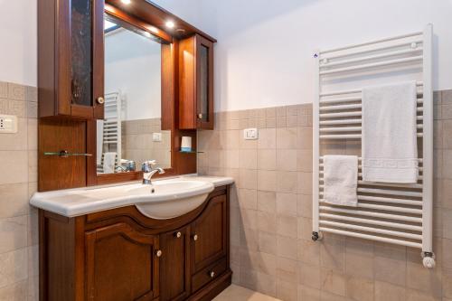 y baño con lavabo y ducha. en Trulli Margherita, en Martina Franca