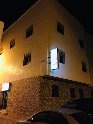 un bâtiment avec une horloge sur son côté dans l'établissement Hotel Soukina, à Dakhla