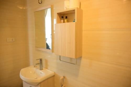 La salle de bains est pourvue d'un lavabo et d'un miroir. dans l'établissement Hà Thành Tam Đảo HOTEL, à Tam Ðảo