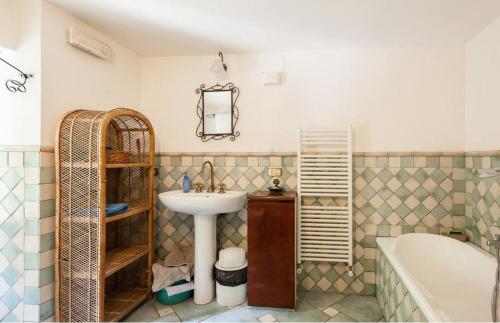 Koupelna v ubytování Casale Gli Angeli-Charming Villa with Garden and Parking!