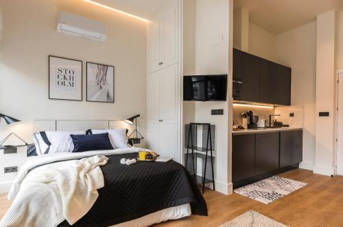 1 dormitorio con 1 cama extragrande y cocina en BILBAO URBAN by STAYNN APARTMENTS, en Bilbao