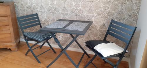 2 chaises, une table et 2 chaises dans l'établissement Les terrasses de l’orchestre, à Amiens