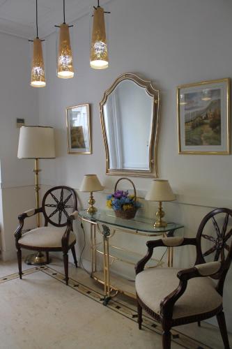 マドリードにあるホステル アルファロのテーブル、椅子2脚、鏡が備わる客室です。