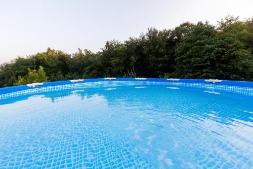 Bazén v ubytování Glamping - Hayrack Vesel nebo v jeho okolí