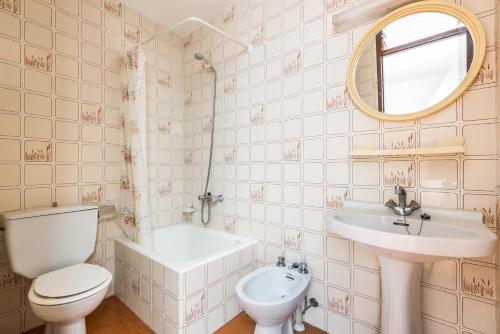 A bathroom at Camps 4 bedroom house, Ciutadella