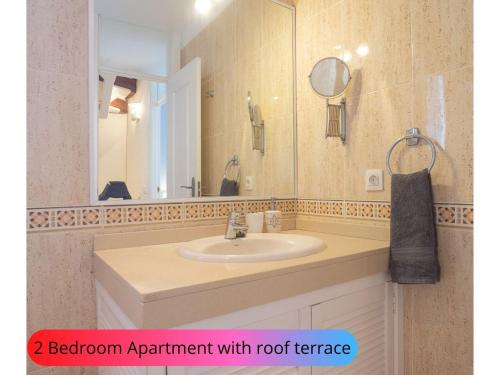 Un baño de Desirable Rooftop Terrace , 2 Bedroom apartment with WiFi by Aqua Vista Tenerife