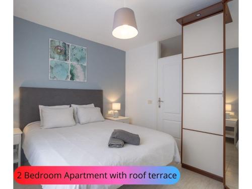 Cama o camas de una habitación en Desirable Rooftop Terrace , 2 Bedroom apartment with WiFi by Aqua Vista Tenerife