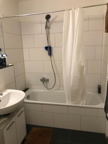 ein Badezimmer mit einer Badewanne mit Duschvorhang in der Unterkunft In the Middle of Hamburg City in Hamburg