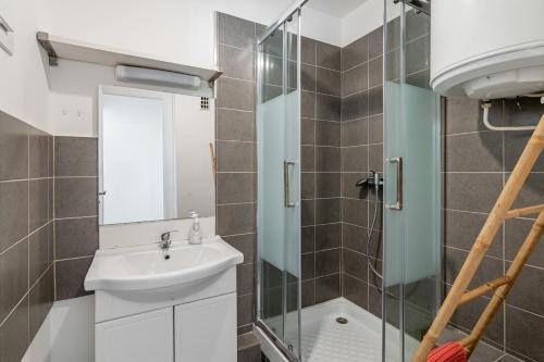 une salle de bain avec un lavabo et une douche dans l'établissement Le Levantés par Dodo-a-Cassis, à Cassis