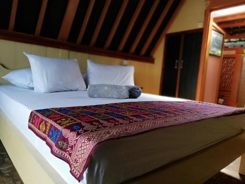 Een bed of bedden in een kamer bij Lombok Sunset Hideaway