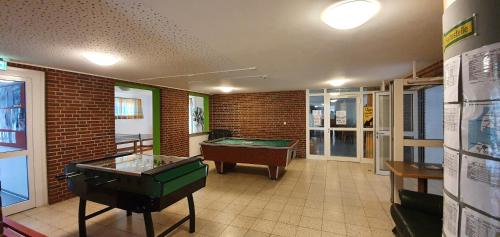 een kamer met een tafeltennistafel en een pooltafel bij Jugendherberge Fehmarn in Fehmarn