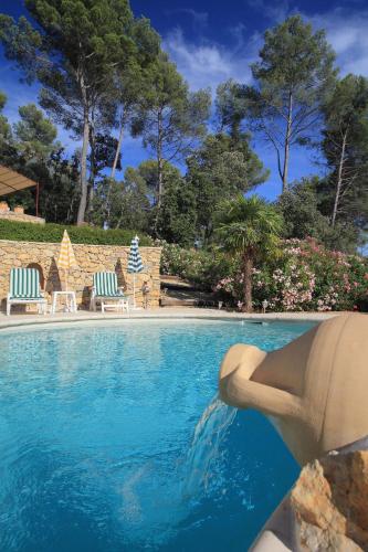 - une piscine avec toboggan dans l'établissement Villa Nassalia, à Lorgues