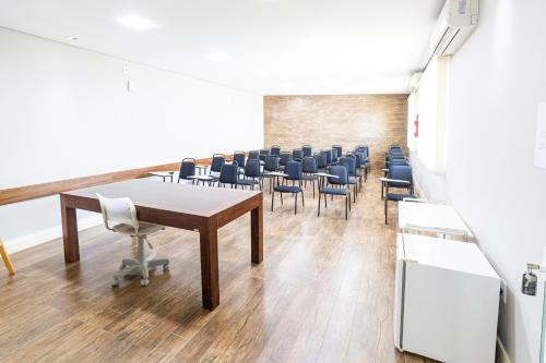 a conference room with a table and chairs at Hotel Werlich in São José