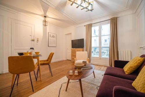 un salon avec un canapé et une table dans l'établissement Luxury flat Victor Hugo, à Paris