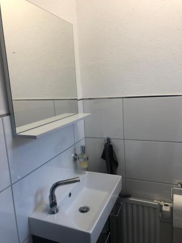 y baño con lavabo y espejo. en Haus Strandflieder en Greetsiel