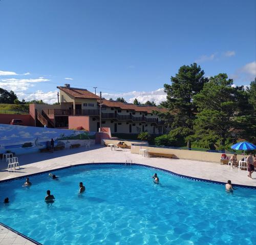 a group of people in a large swimming pool at Recanto Paraíso Aventuras in Rio Negrinho