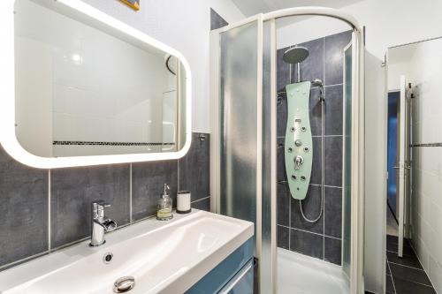 un baño con lavabo y ducha en LORGERIL -appartement 2 chambres proche Mail, en Rennes