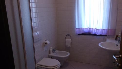 Bassano RomanoにあるB&B La Roccaのバスルーム(トイレ、洗面台付)