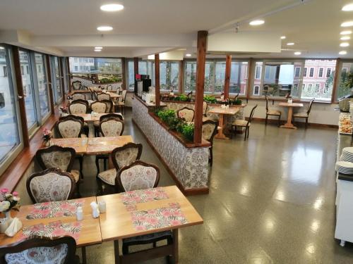un restaurante con mesas, sillas y ventanas en Gulec Hotel & Spa - Special Category en Estambul