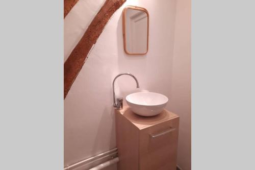 een badkamer met een wastafel en een spiegel op een kast bij Loft de charme á 150m de la cathédrale in Beauvais