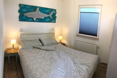 Postel nebo postele na pokoji v ubytování Ferienhaus Good Times mit eigenem Steg Ferienpark Vislust Ijsselmeer