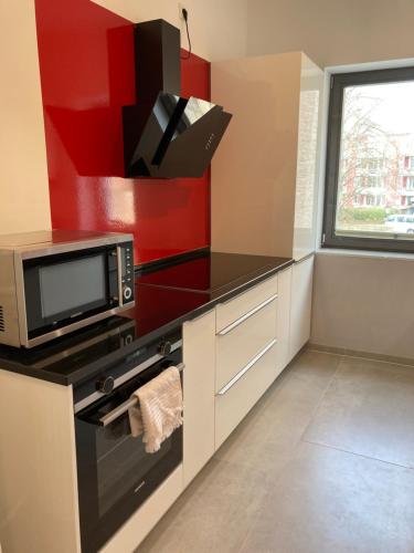 a kitchen with a microwave and a stove at Cityapartment An der Petrikirche in Braunschweig