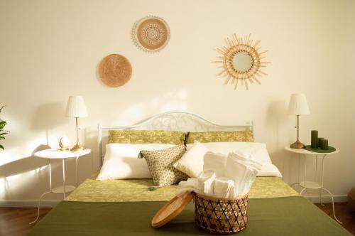 Schlafzimmer mit einem Bett und einem Korb mit Kissen in der Unterkunft PURA B&b in Noicattaro