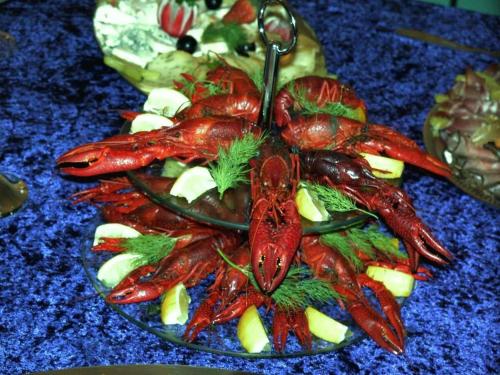 a plate of lobsters on a salad on a table at Hotel Störtebeker in Graal-Müritz
