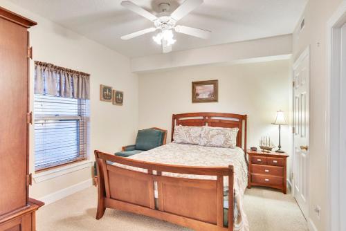 um quarto com uma cama e uma ventoinha de tecto em Ocean Villa Condos #1801 by Book That Condo em Panama City Beach