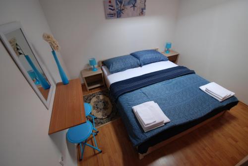 - une petite chambre avec un lit et du parquet dans l'établissement Apartments Darko, à Rovinj