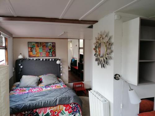 une chambre avec un lit et un miroir dans l'établissement Botel La Vecchia (LY1992), à Dole