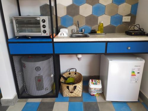 una pequeña cocina con fregadero y microondas en CASA MARGARITA 3Piso Monoambiente en San Salvador de Jujuy