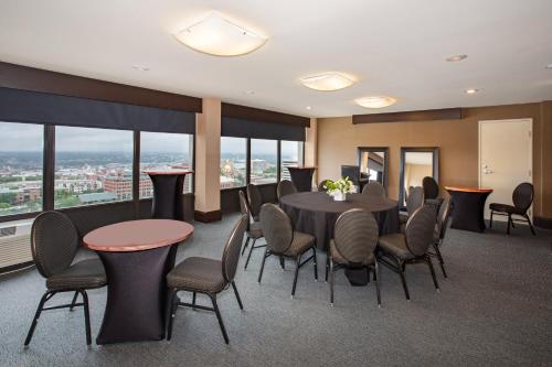 Crowne Plaza Kansas City Downtown, an IHG Hotel Image