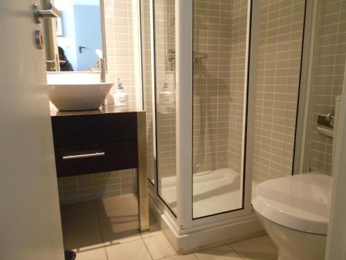 Un baño con ducha, inodoro y lavabo. en Triplex - Quarto com w.c. privado, en Lisboa