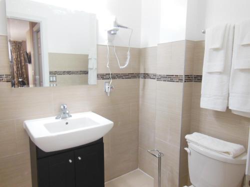 Un baño de NU Hotel Toronto Airport