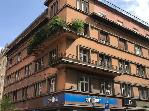 un edificio con plantas a su lado en Studio Ljubljana, en Liubliana