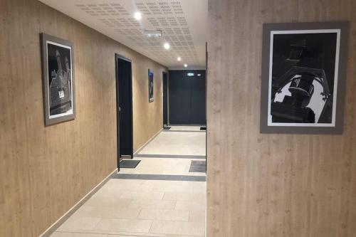 a hallway with brown walls and a hallway with paintings at Un cocon zen les pieds dans l'eau à Hardelot in Neufchâtel-Hardelot