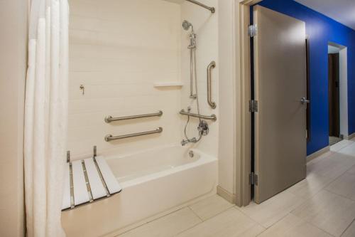 y baño con bañera y cortina de ducha. en Holiday Inn Express Hotel & Suites Binghamton University-Vestal, an IHG Hotel, en Vestal