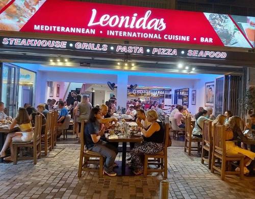 Restoran atau tempat lain untuk makan di Beachside Apartment in Kato Paphos Lighthouse 81