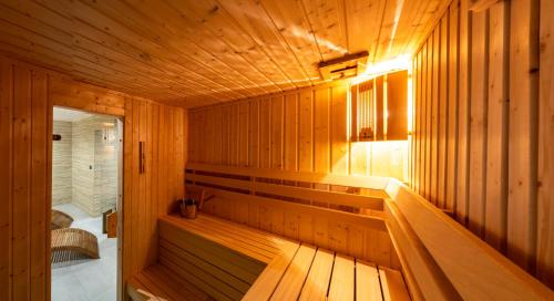 una sauna de madera con un banco en una habitación en Stylchyn 90 Apartamenty nad Jeziorem Czorsztyńskim, en Kluszkowce