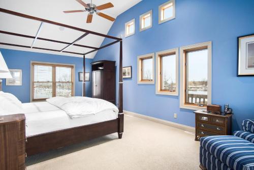 Säng eller sängar i ett rum på Harbor House