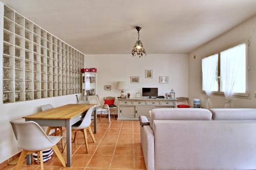 une cuisine et un salon avec une table et un canapé dans l'établissement Appartement T2 Prunello By Intendance Excellency, à Porto-Vecchio