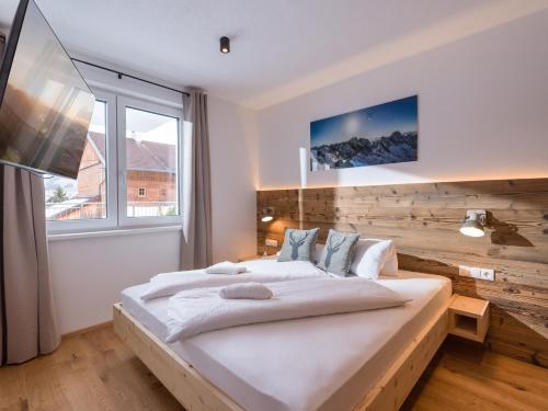 sypialnia z dużym łóżkiem i oknem w obiekcie FamilienWohnung Wildspitze w mieście Fügen