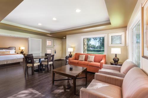 uma sala de estar com um sofá, uma cama e uma mesa em Orange Tree Resort em Scottsdale