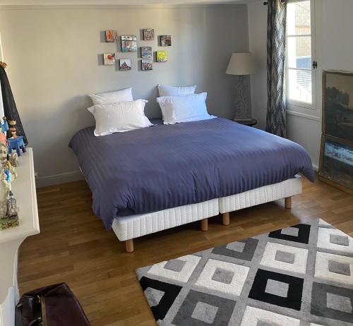Ένα ή περισσότερα κρεβάτια σε δωμάτιο στο Chambre d’hôtes du Carré des Arts