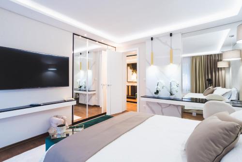 Majestic Apartment في ياغودينا: غرفة نوم بسرير كبير وغرفة معيشة