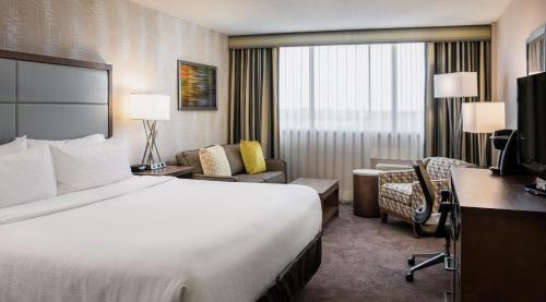 En eller flere senger på et rom på Holiday Inn Winnipeg-South, an IHG Hotel